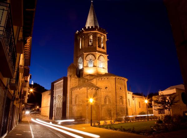 Church of Santa María de Sangüesa at night